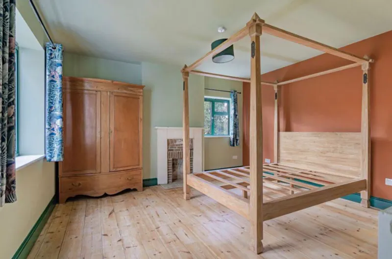 Bedroom at Detached Victorian House Surrey, B2154 (photo 8)