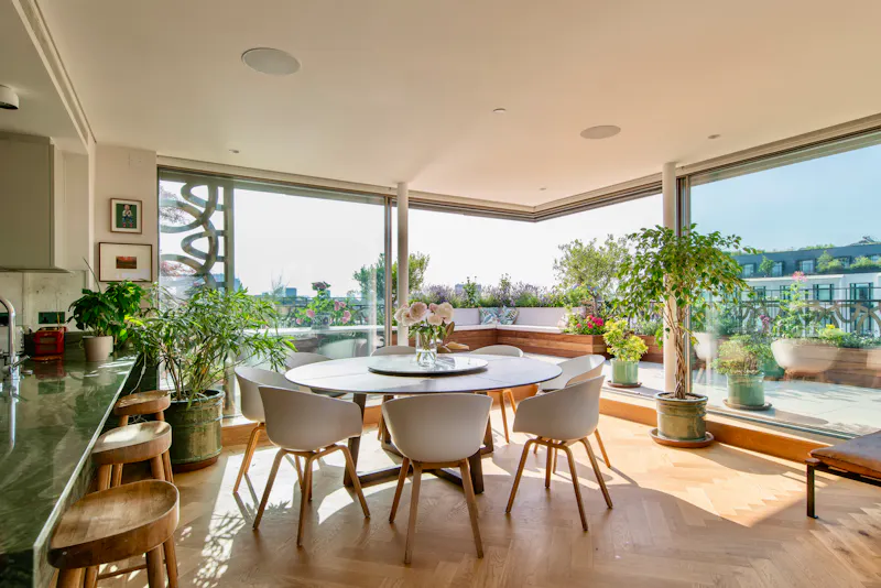 Dining room at Elegant Nottinghill Penthouse , F1281 (photo 8)