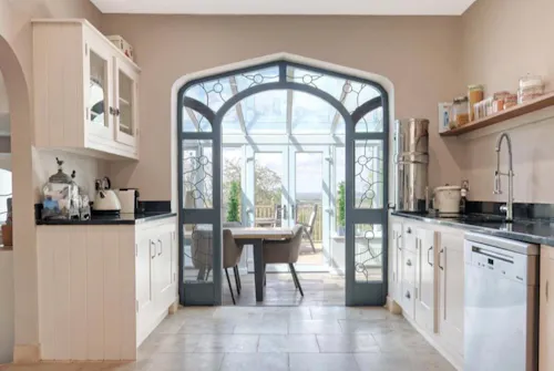Rayleigh Black & White Home , D2891