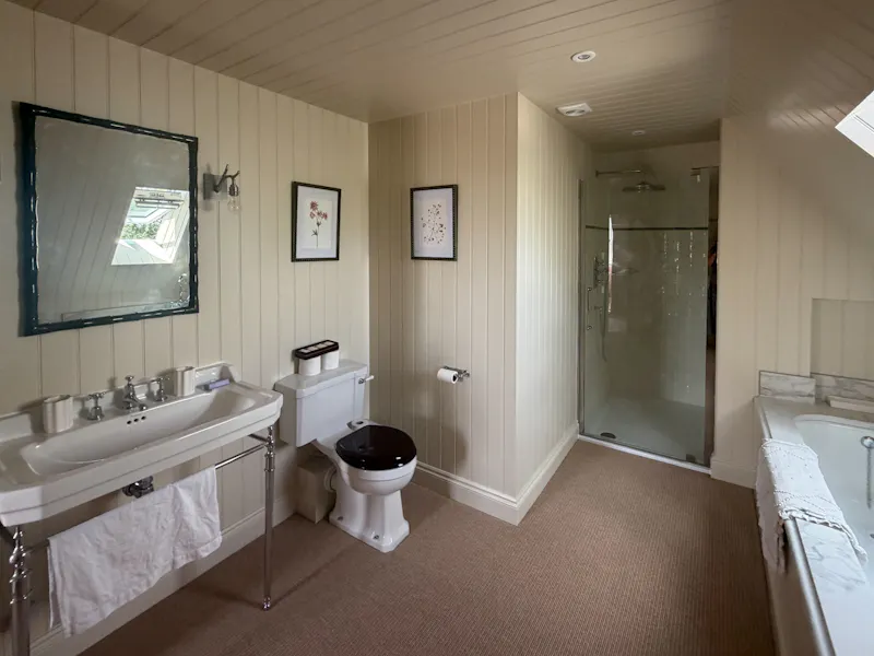 Bath at Modern Georgian Cotswold Home, D2893 (photo 40)