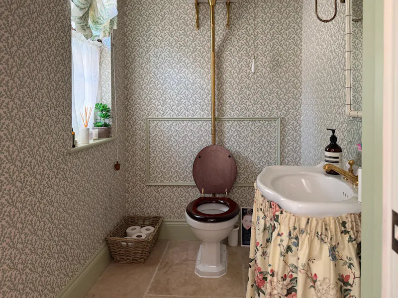 Bathroom at Modern Georgian Cotswold Home, D2893 (photo 19)