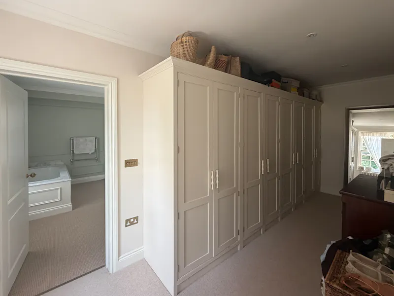 Dressing room at Modern Georgian Cotswold Home, D2893 (photo 30)