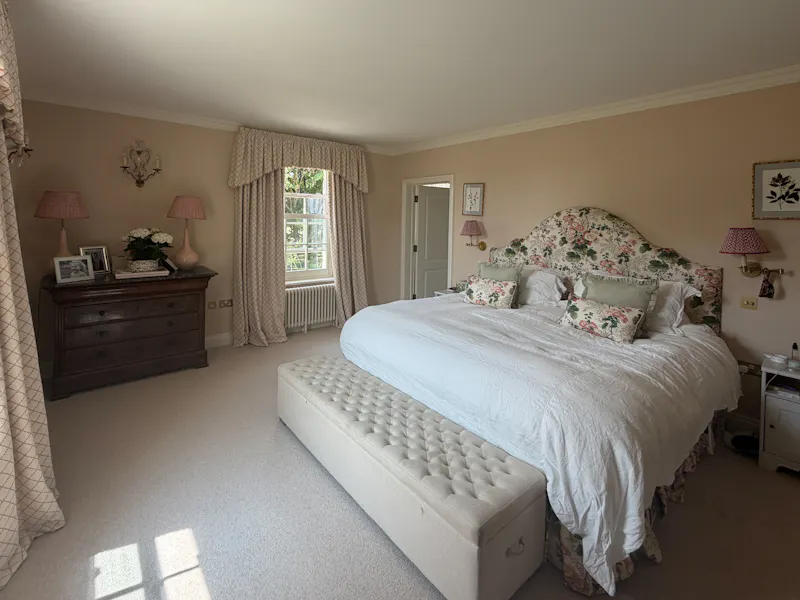 Bedroom at Modern Georgian Cotswold Home, D2893 (photo 26)