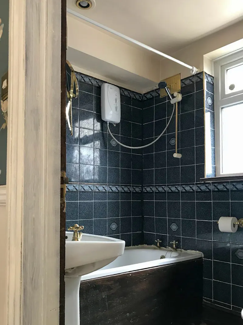 Bathroom at South Norwood Unmodernised Home, B2064 (photo 12)