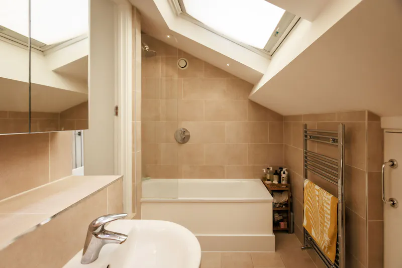 Bath at East London Warehouse Flat, F1282 (photo 43)