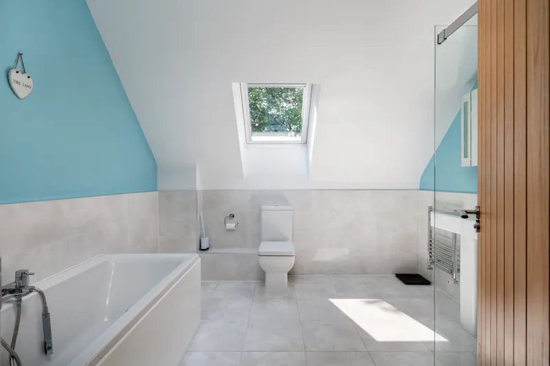 Bath at Great Horwood Suburban House, D2898 (photo 17)