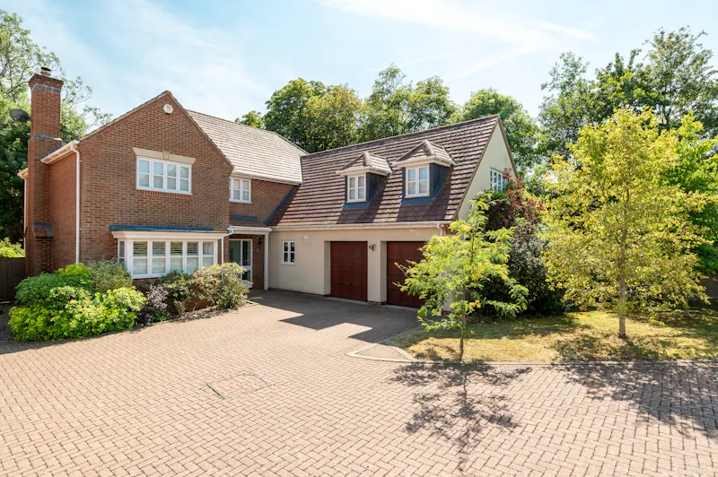 Driveway at Great Horwood Suburban House, D2898 (photo 1)