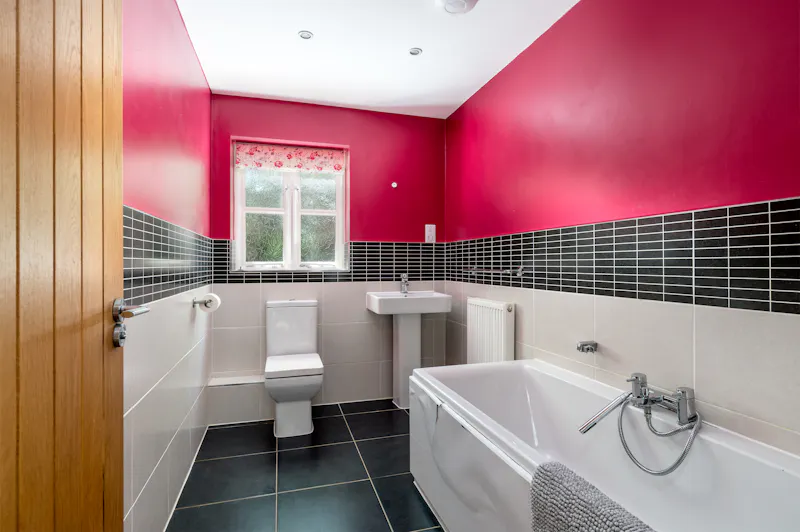 Bath at Great Horwood Suburban House, D2898 (photo 27)