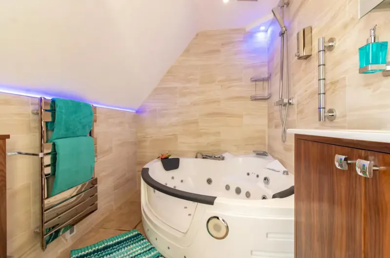 Bath at Folkestone Beach Front House, C961 (photo 22)