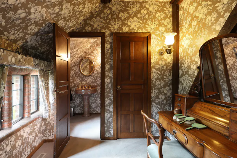 Bathroom at Chesham Arts & Crafts Farmhouse, L782 (photo 14)