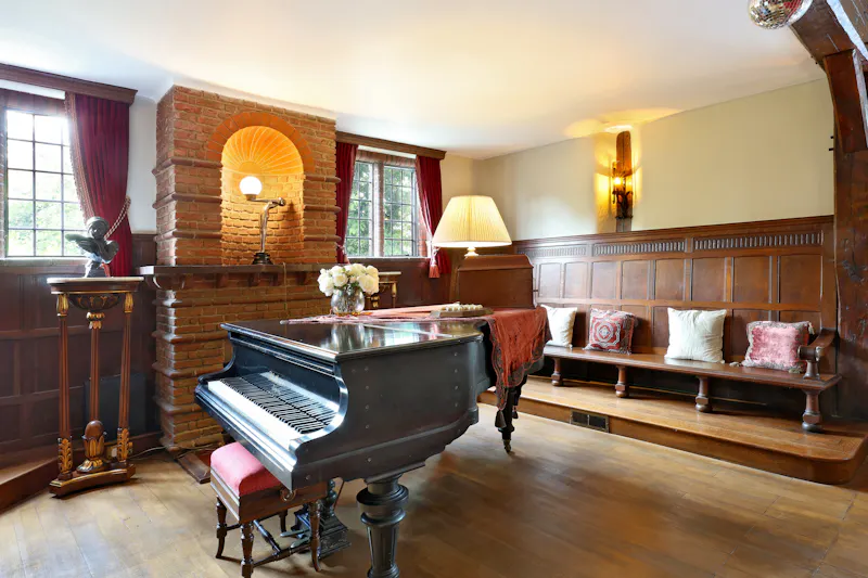 Piano at Chesham Arts & Crafts Farmhouse, L782 (photo 8)
