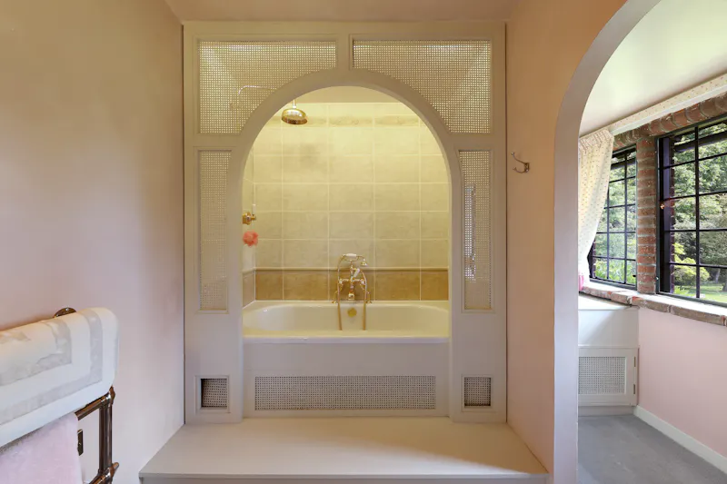 Bath at Chesham Arts & Crafts Farmhouse, L782 (photo 61)