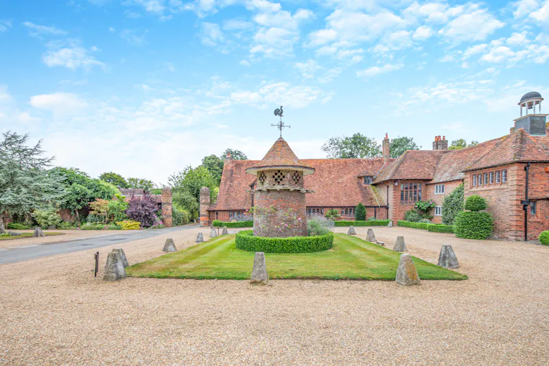 Driveway at Chesham Arts & Crafts Farmhouse, L782 (photo 83)