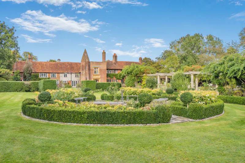 Garden - formal at Chesham Arts & Crafts Farmhouse, L782 (photo 101)