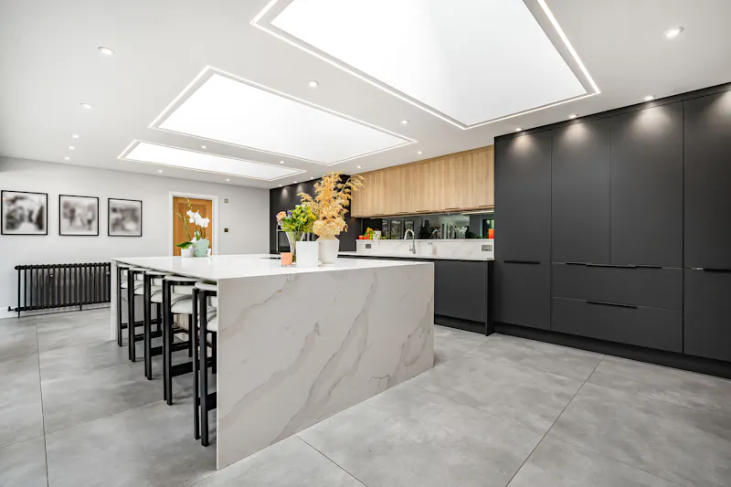 Kitchen island at Modern Barn Conversion Oxford, L783 (photo 14)
