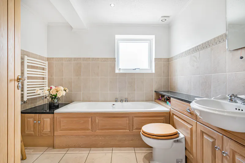 Bath at Modern Barn Conversion Oxford, L783 (photo 75)