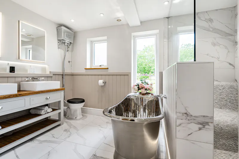Bathroom at Modern Barn Conversion Oxford, L783 (photo 66)