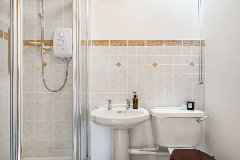 Shower at Modern Barn Conversion Oxford, L783 (photo 73)