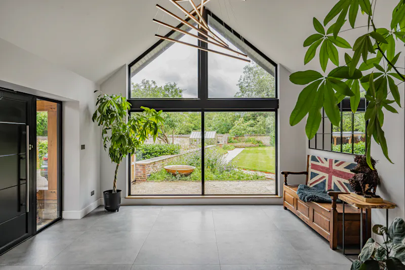 Entrance hall at Modern Barn Conversion Oxford, L783 (photo 2)
