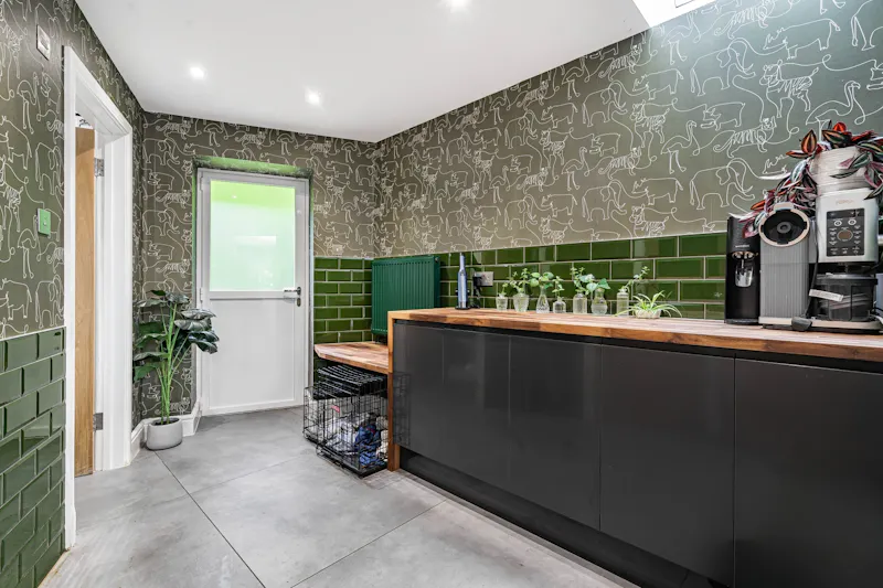 Utility room at Modern Barn Conversion Oxford, L783 (photo 42)