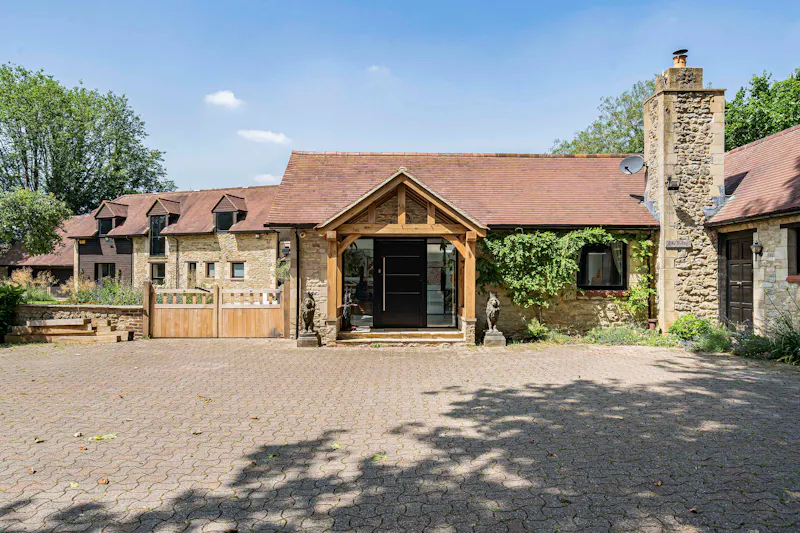 Front Exterior at Modern Barn Conversion Oxford, L783 (photo 1)