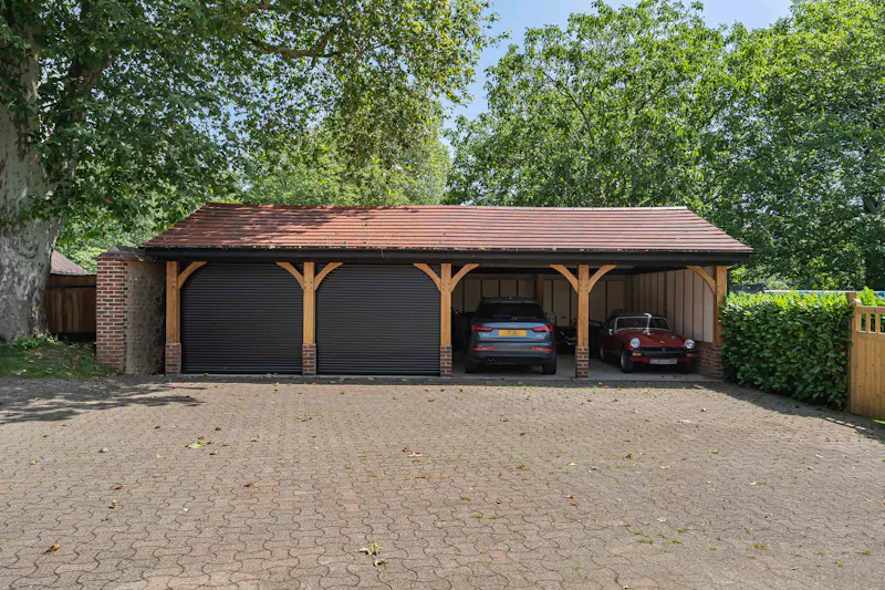 Garage at Modern Barn Conversion Oxford, L783 (photo 134)