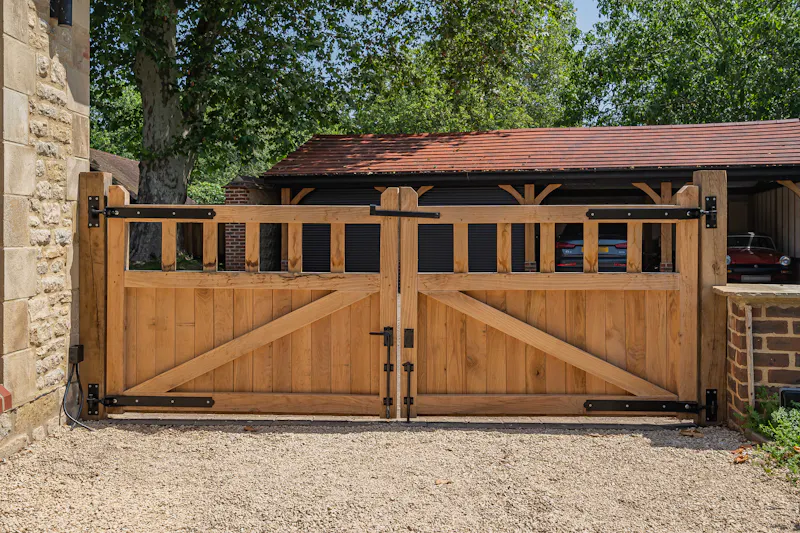 Gate at Modern Barn Conversion Oxford, L783 (photo 135)