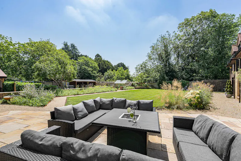 Terrace/Patio at Modern Barn Conversion Oxford, L783 (photo 94)