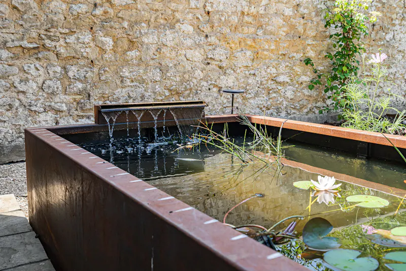 Pond at Modern Barn Conversion Oxford, L783 (photo 115)