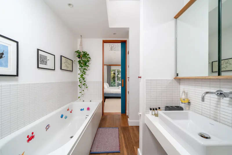 Bath at London Fields Modern Home, K520 (photo 21)