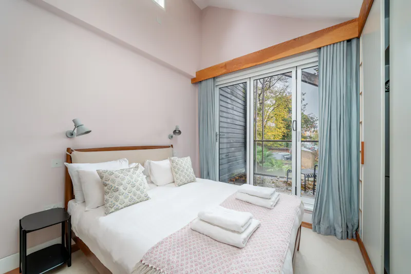 Bedroom at London Fields Modern Home, K520 (photo 25)