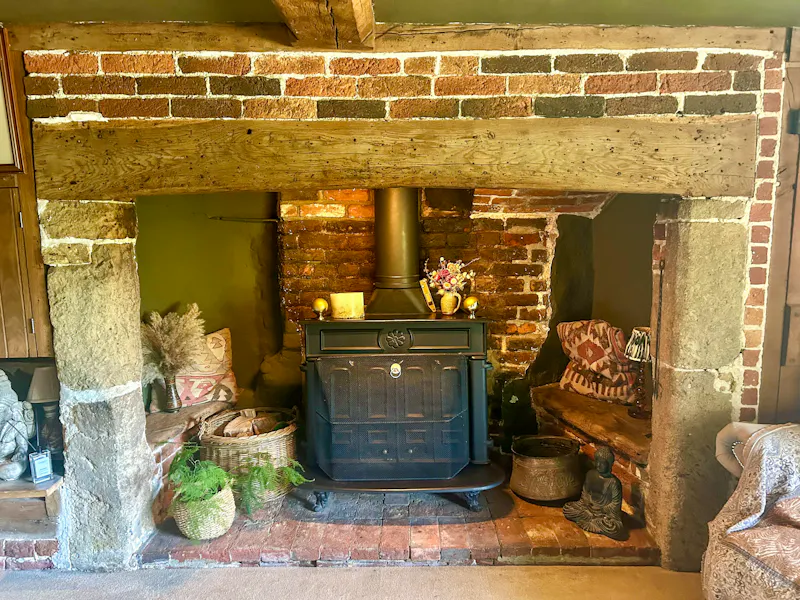 Whimsical Liphook Tudor Cottage, C962 (photo 14)