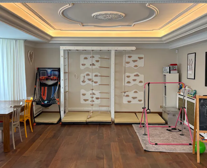 Games room at Kilburn Luxe Modern Mansion, D2901 (photo 17)