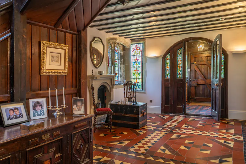 Entrance hall at Victorian Rectory Aylesbury, D2902 (photo 3)