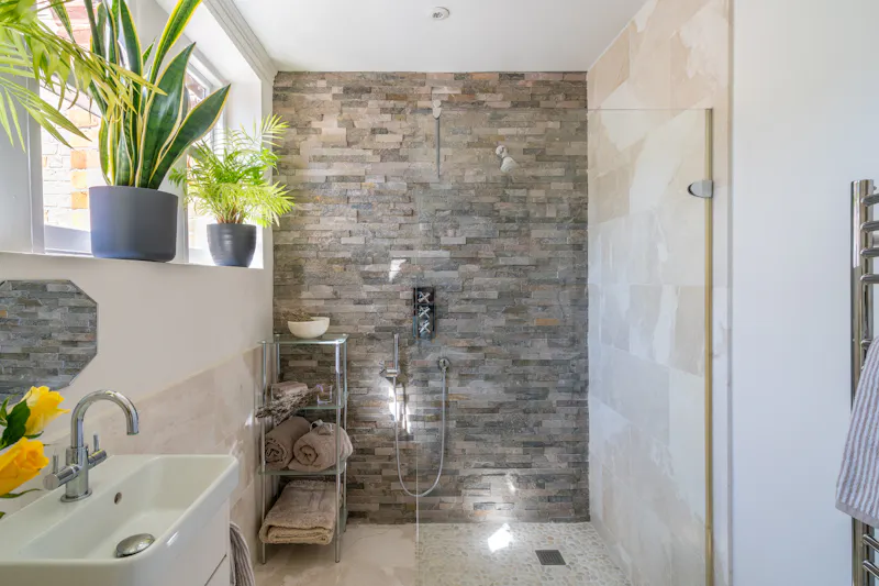 Bathroom at Victorian Rectory Aylesbury, D2902 (photo 19)