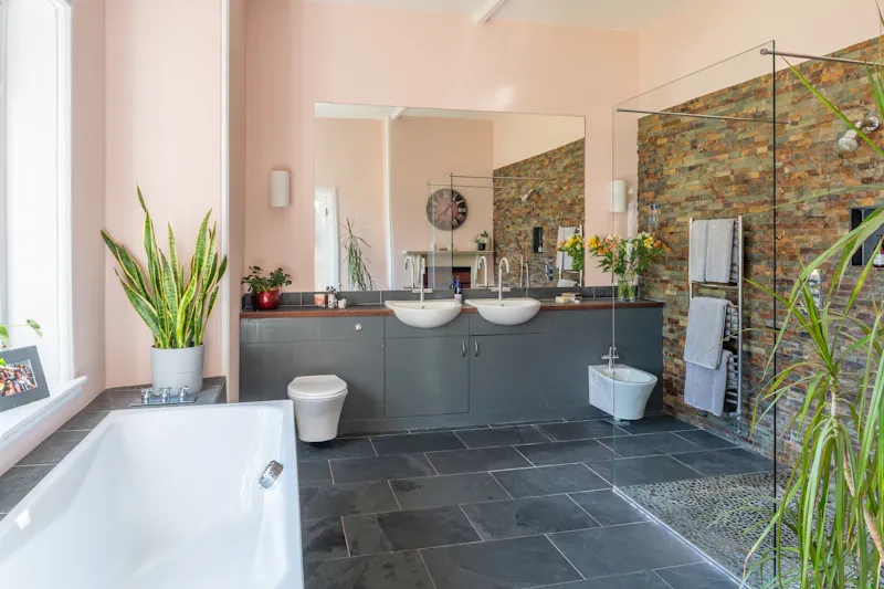 Bathroom at Victorian Rectory Aylesbury, D2902 (photo 17)