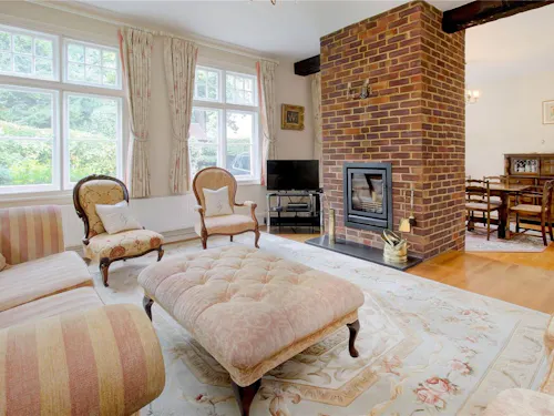 Unmodernised Radlett Cottage, D2903