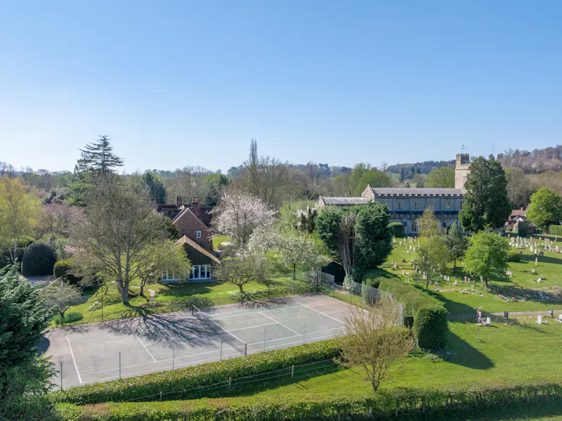 Tennis court at Victorian Rectory Aylesbury, D2902 (photo 28)