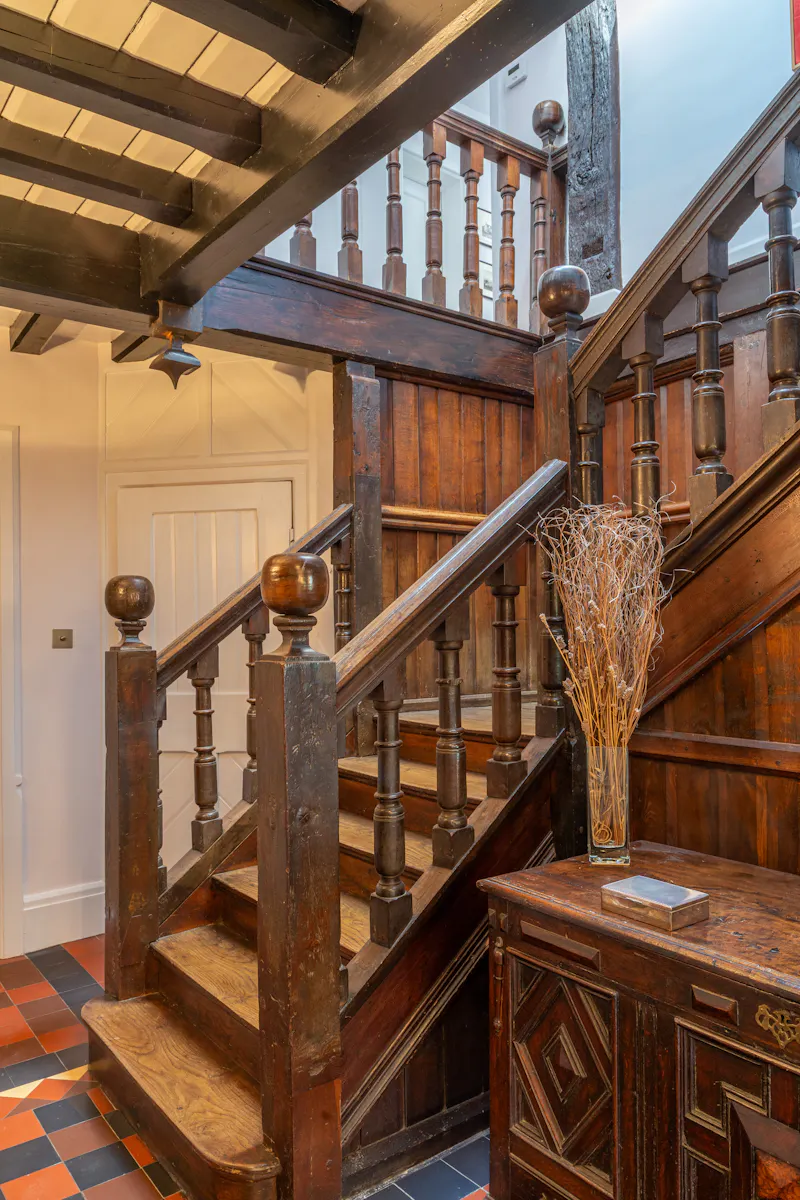 Staircase at Victorian Rectory Aylesbury, D2902 (photo 4)