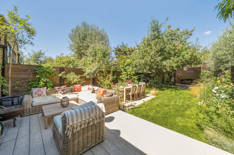 Garden at Contemporary White City Terrace, B2162 (photo 24)