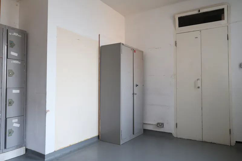 Changing rooms at Kings Cross Hospital Studio , Q164 (photo 55)