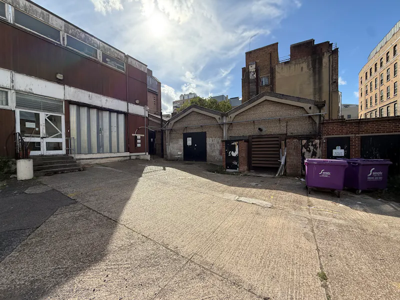 Driveway at Kings Cross Hospital Studio , Q164 (photo 110)