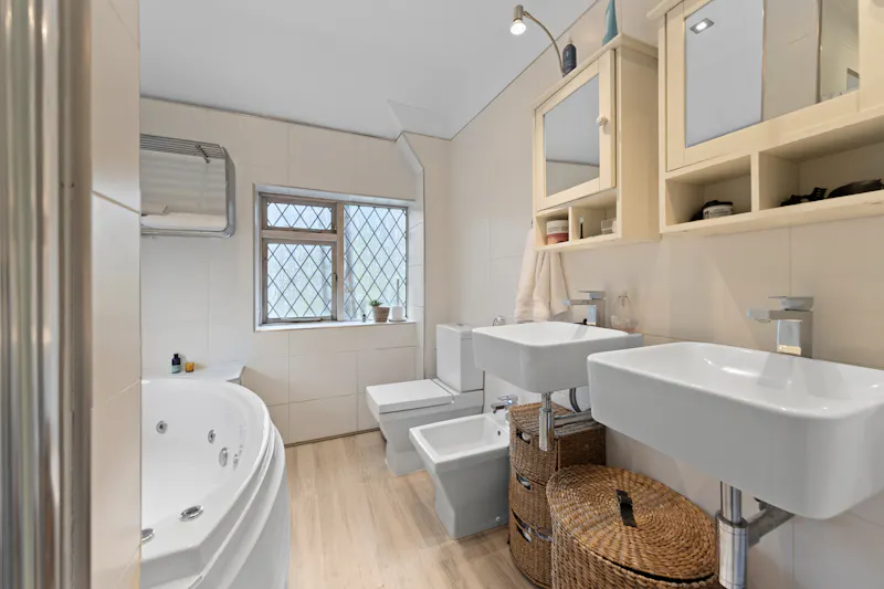 Bath at Stanmore Tudor Farmhouse, E558 (photo 27)