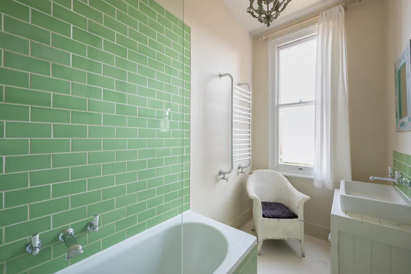 Bath at Kensal Rise family house, B1688 (photo 35)
