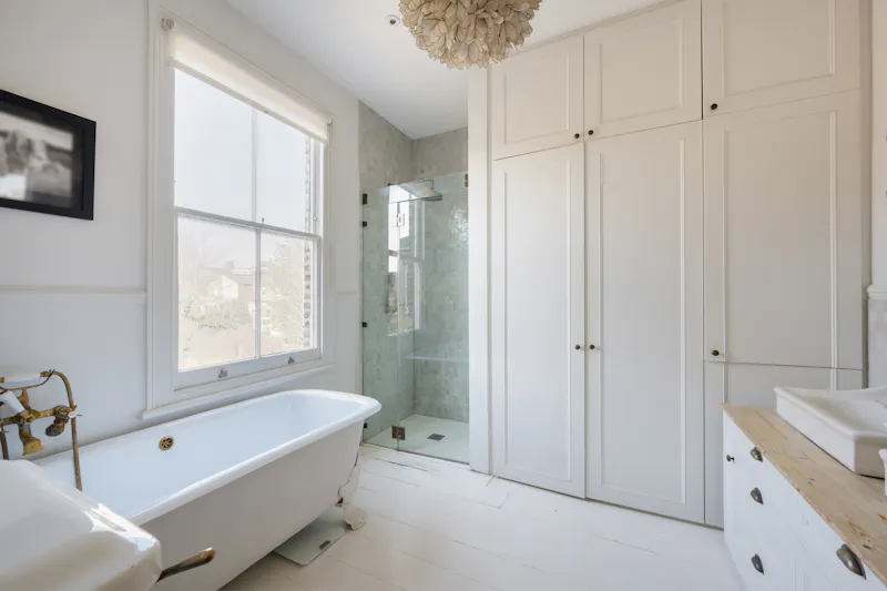 Bathroom at Kensal Rise family house, B1688 (photo 27)