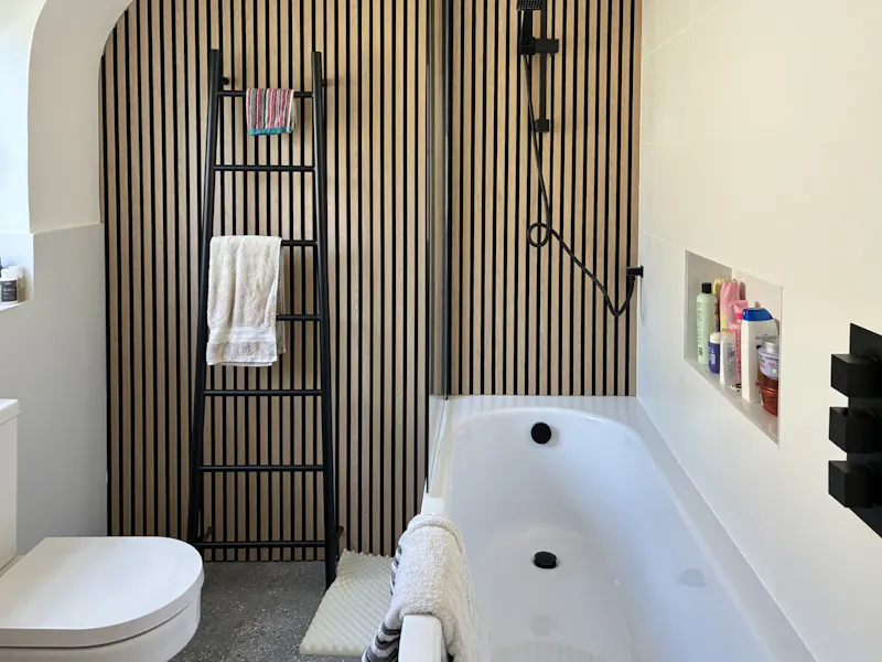 Bath at Large Lymington Detached Home, D2626 (photo 33)