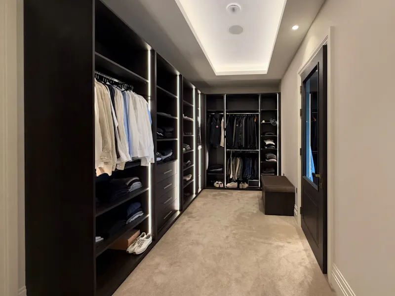 Dressing room at Contemporary Radlett House, D2909 (photo 46)