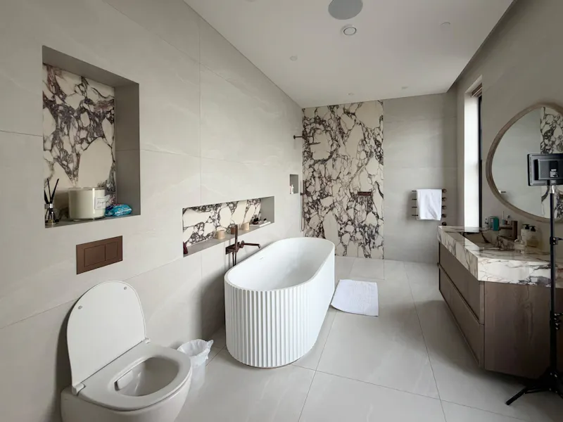 Bath at Contemporary Radlett House, D2909 (photo 49)