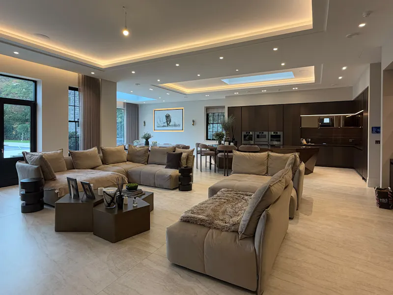 Open plan at Contemporary Radlett House, D2909 (photo 5)