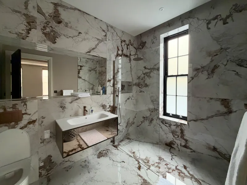 Bathroom at Contemporary Radlett House, D2909 (photo 52)